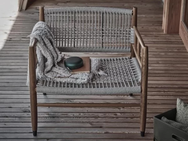 Le fauteuil d'extérieur Lee dans un décor