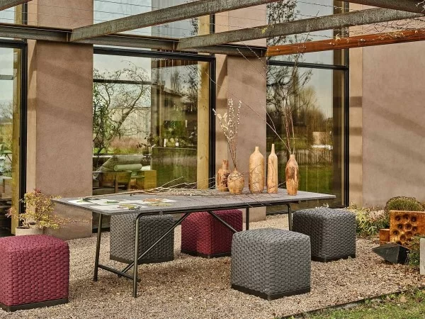 Mesa Any Day Outdoor en un entorno