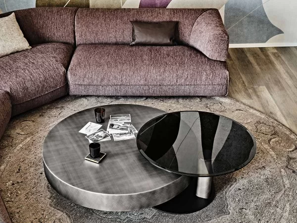 Der Couchtisch Arena Seite an Seite mit dem Couchtisch Arena Bond von Cattelan Italia