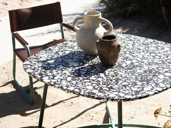 Table Rimini de Baxter dans un espace extérieur