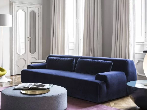 Norton sofa by Meridiani in a linear version