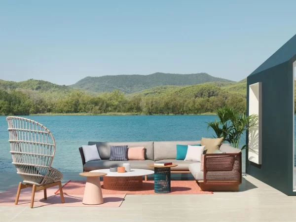 Il daybed Mesh di Kettal in uno spazio outdoor