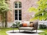 Il lounge daybed Bitta di Kettal in uno spazio outdoor