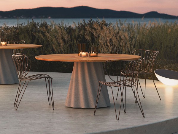 Pianca Onda table in an outdoor space